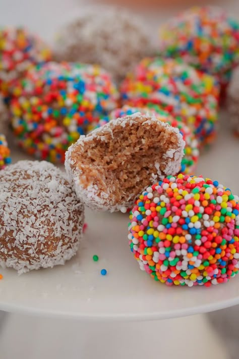 The easiest MILO WEET-BIX BALLS made from just 4 ingredients (Weet-Bix, Milo, condensed milk and coconut) … and only 10 minutes prep time! Lunch Box Snacks, Bliss Balls, Slices Recipes, Kids Party Food, Lunchbox Ideas, Lunch Box Ideas, Baking With Kids, 4 Ingredient, Lunch Box Recipes