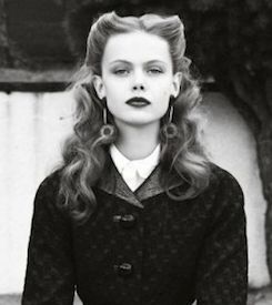 40s style pinned back curls Side Part Vintage Hair, Victorian Short Hairstyles, 40s Ponytail, 1920s Updo Hairstyles, 50s Long Hair, 1960s Hairstyles For Long Hair, Long Hair 1950s, 1920s Long Hairstyles, 1920s Hairstyles For Long Hair