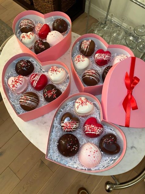 Valentines Day Chocolates Box Gift Ideas, Homemade Dessert Gift Box Ideas, Box Of Chocolates Valentines, Diy Valentine Chocolates, Chocolate Box Valentines, Heart Shape Box Ideas, Heart Shaped Gift Boxes, Valentine Chocolate Box Gift Ideas, Chocolate Hearts Valentine