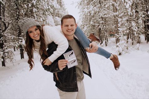 Snow Baby Announcement Ideas, Snowy Baby Announcement, Snowy Pregnancy Announcement, Winter Baby Announcement Photoshoot, Winter Baby Announcement Photos, Snow Pregnancy Announcement, Snow Baby Announcement, Snow Maternity Photos, Winter Pregnancy Photoshoot