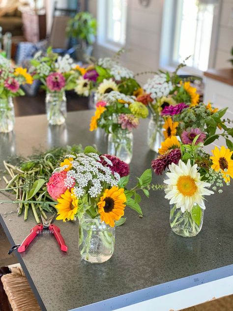 April Floral Arrangements, Floral Centerpieces For Party Simple, April Wedding Flowers Centerpieces, Cheap Floral Centerpieces, Floral Arranging Party, Flower Bouquet Gift Ideas, Mini Ikebana, Mason Jar Bouquets, Mini Flower Arrangements