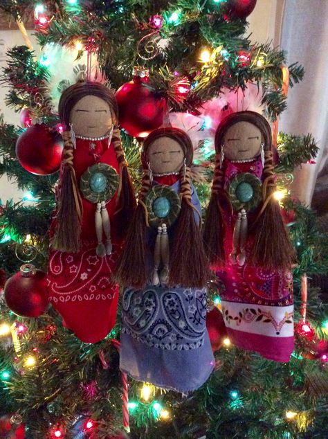 Hand sewn native dolls. By Pita Romero Macias Native American Christmas Ornaments, Native Ornaments, Indigenous Christmas, Native American Christmas, Native Christmas, Sewn Christmas Ornaments, Christmas Orniments, Native American Dolls, Western Crafts