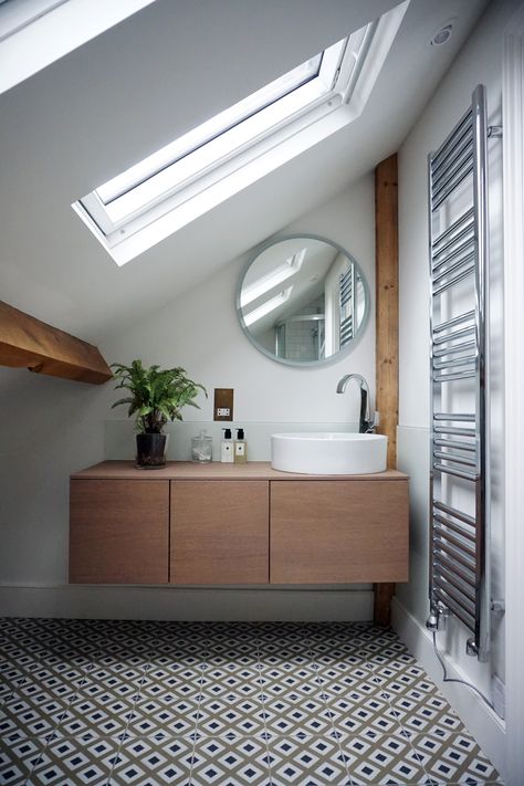 clever use of space in small attic bathroom Bathroom With Roof Window, Small Bathroom Vaulted Ceiling, Slanted Roof Bathroom Ideas, Sloped Wall Bathroom, Summerhouse Bathroom, Small Attic Bathroom Sloped Ceiling, Rooftop Bathroom, Small Sink Vanity, Bathroom Roof