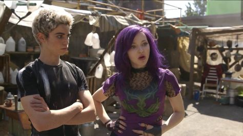 Descendants Screencaps, Mal And Carlos, Descendants Bts, Disney Descendants Cast, Carlos Descendants, Mal Bertha, Dove Cameron Descendants, Disney Descendants Characters, Descendants Mal