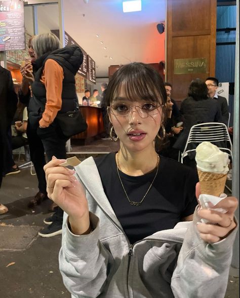 Harajuku Hair, Glasses Aesthetic, Influencer Style, Wide Face, Diamond Face, Cute Glasses, Fashion Influencer, Stylish Photo Pose, Foto Ideas Instagram