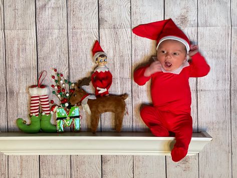 Elf on the shelf december theme Elf On The Shelf Baby Ideas, Elf On The Shelf Baby Photoshoot, Baby Elf On The Shelf Pictures, Elf On The Shelf Baby, Jj Pictures, Sibling Christmas Pictures, Vs Christmas, Baby Holiday Photos, December Baby