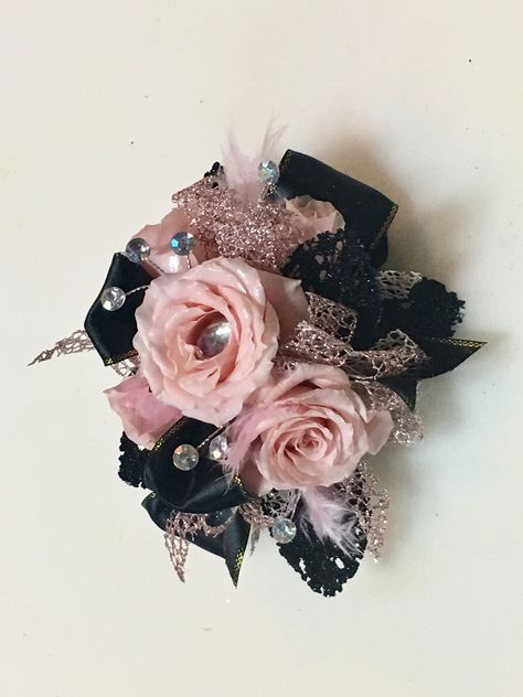 Pink Wrist Corsage Prom, Black Corsage Prom, Pink And Black Corsage, Gothic Corsage, Blush Pink And Black Wedding, Hoco Flowers, Diy Wrist Corsage, Hoco 2023, Gold Corsage