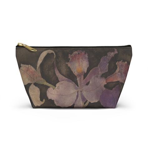 Step back in time with our exquisitely crafted Accessory Pouch w T-bottom, showcasing a captivating vintage art design 🎨. Each pouch bursts with charm, ideal for adding a dash of elegance to your everyday essentials. Whether you need a cosmetic pouch, makeup pouch, pouch purse, pouch wallet, or pencil pouch for girls, this versatile accessory is your perfect companion 👜. Benefits: 🗝️ Unique vintage art design 💎 Stylish and versatile 🚿 Easy to clean 🖌️ Perfect for makeup, accessories, or sc Cool Makeup Bag, Cute Makeup Bag, Makeup Pouches, Cute Makeup Bags, Pouch Design, Stylish Makeup, Pouch Makeup, Pouch Purse, Makeup Organizer