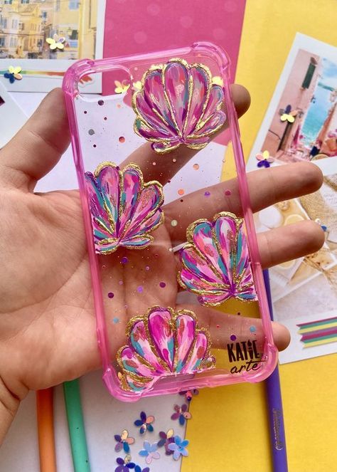 #follow #phonecases #phones #cases #blogging #blogger #blog #lifestyle #shopping Iphone Case Art Painting, Mobile Covers Design Art, Diy Painted Phone Case, Phone Case Painting Ideas Acrylic, Diy Phone Case Ideas Handmade, Phone Case Painting Ideas, Creative Phone Cases, Seashell Phone Case, Diy Resin Phone Case