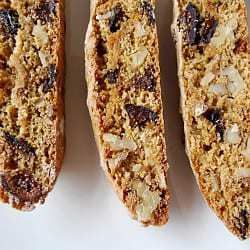 Biscotti Flavors, Walnut Biscotti, Italian Fig Cookies, Italian Biscuits, Fig Cookies, Italian Cookie Recipes, Fig Recipes, Biscotti Cookies, Biscotti Recipe