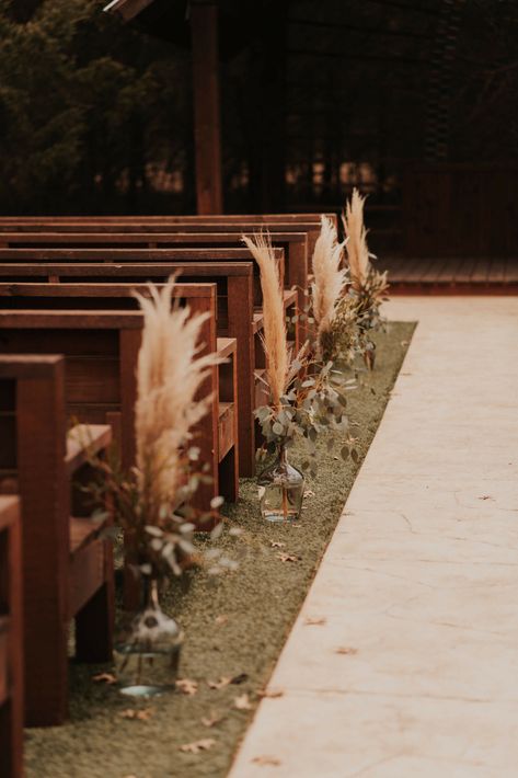 Outdoor Wedding Aisle Ideas Boho, Bohemian Aisle Decor, Western Wedding Ceremony Decorations, Wedding Alley Decoration, Western Wedding Aisle Decor, Western Wedding Isles Decoration, Western Wedding Aisle, Isle Flowers Wedding, Rustic Wedding Aisle Decor