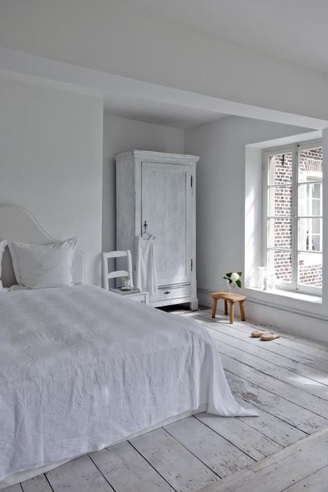 INSPIRATION: WHITE DELIGHT White Washed Floors, Swedish Decor, Urban Interiors, White Bed, Wooden Floors, White Floors, White Living, White Rooms, White Room