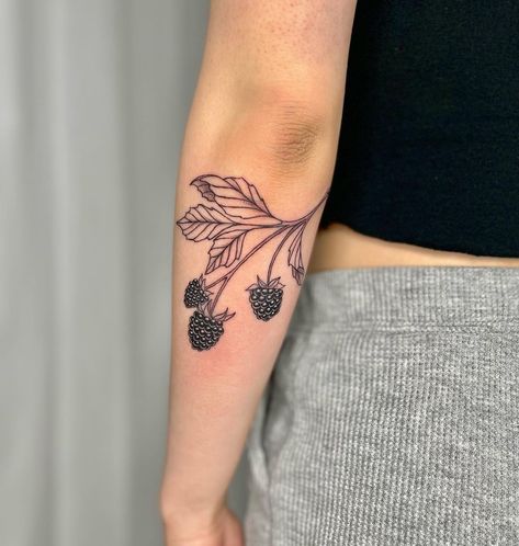 Blackberry Flower Tattoo, Blackberry Tattoo, Bicep Tattoo Women, Tropical Flower Tattoos, Oregon Tattoo, Partner Tattoos, Tattoos 2024, Strawberry Tattoo, Berry Branch