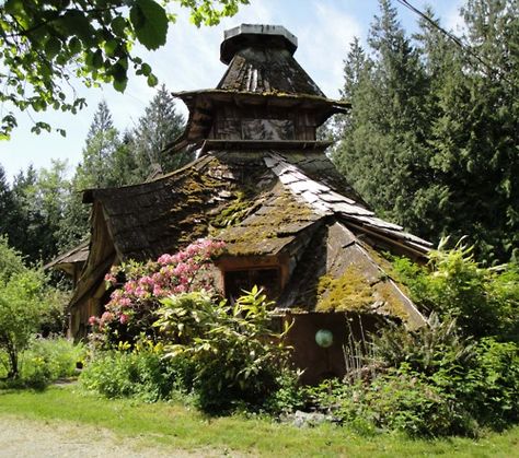 Earthhouse by Sunray Kelley Witches Cottage, Earth Sheltered, Witch Cottage, Fairytale Cottage, Unusual Homes, Cob House, Hobbit House, Earth Homes, Natural Building