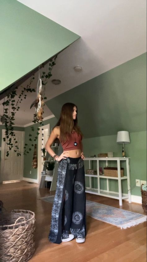 Hippie Asethic Outfits, South America Outfits, Hippie School Outfits, Comfy Hippie Outfit, Boho School Outfits, Edgy Hippie Style, Hippie Pants Outfit, Hippie Outfits Winter, Hippie Winter Outfits