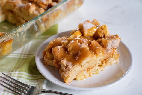 Apple Pie Bread Pudding | 12 Tomatoes Apple Pie Bread Pudding, Apple Pie Bread, No Egg Desserts, Cinnamon Caramel, Homemade Caramel Sauce, Bread Pudding Recipe, 12 Tomatoes, Berries Recipes, Homemade Caramel