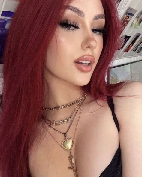 Red Hair Makeup, Wine Hair, Red Hair Inspo, Dark Red Hair, Bright Red Hair, Long Red Hair, Girls With Red Hair, Tone Hair, Long Red