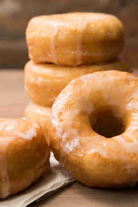 Easy Biscuit Dough Donuts — Thrillist Recipes Easy Biscuit Dough, Sour Cream Donut, Biscuit Donuts, Old Fashioned Donut, Pillsbury Biscuits, Pillsbury Dough, Glazed Donuts, Pillsbury Recipes, Biscuits Easy