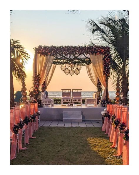 Morning Wedding Lehenga, Sunset Wedding Mandap, Hindu Wedding Venue Ideas, Indian Wedding On Beach, Beach Wedding Mandap Decor, Goa Indian Wedding, Indian Mandap Decor Outdoor, South Indian Beach Wedding, Hindu Ceremony Decor