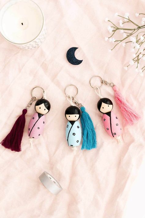 DIY poupée kokeshi en porte-clés Jewels Diy, Keychain Ideas, Wood Peg Dolls, Homemade Christmas Decorations, Noel Diy, Clothespin Dolls, Kokeshi Dolls, Diy Couture, Wooden Dolls