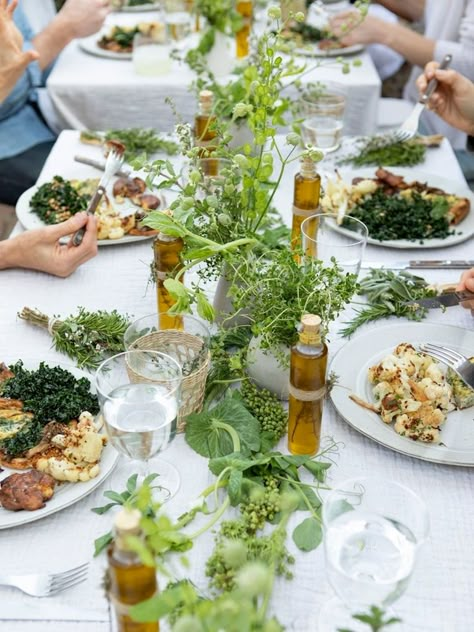 5 Summer Tablescape Ideas To Inspire Your Outdoor Dining Summer Dinner Party, Outdoor Dinner Parties, Dinner Party Summer, Dinner Party Table, Dinner Party Menu, Party Table Settings, Summer Table, Outdoor Dinner, Italian Dinner