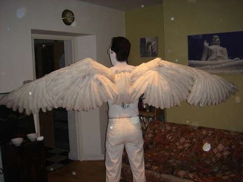 How to Make Articulated Feathered Wings - Neatorama How To Make Wings, Bird Wings Costume, Diy Angel Wings, Cosplay Wings, Diy Angels, Diy Wings, Hallowen Ideas, Bird Wings, Cosplay Tutorial