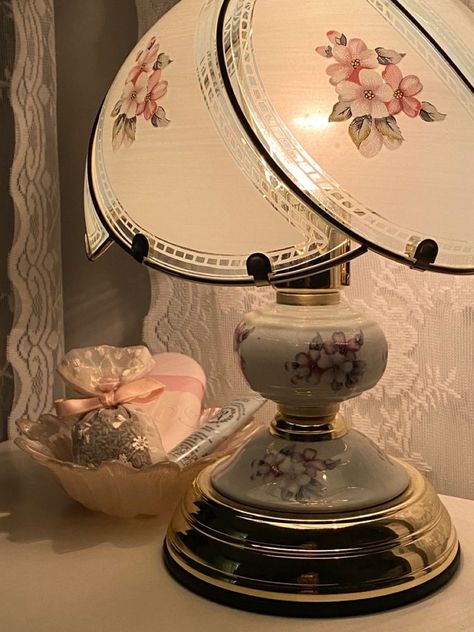 Coquette Lamp Aesthetic, Vintage Coquette Lamp, Lamps Aesthetic Vintage, Pink Flower Lamp, Bedroom Lamp Aesthetic, Coquette Lamps, Vintage Lamp Aesthetic, Vintage Girly Room, Lana Del Rey Bedroom Aesthetic