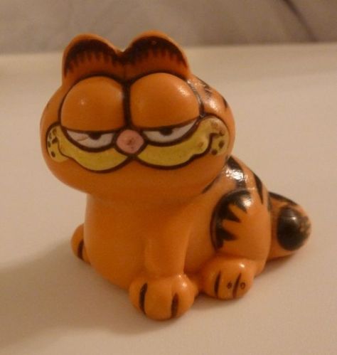 1980s Garfield figurine -- FOURTH GRADE ALL THE WAY!! Garfield Clay Sculpture, Clay Garfield, Garfield Figurines, Garfield Ceramic, 80s Garfield, Garfield Stuff, Happy Decor, 80's Aesthetic, Animated Cats