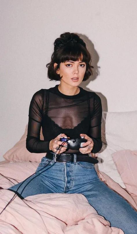 Vintage Look Outfit, Bobs Outfit, Chloe Miles, Playing Mario Kart, Bobbed Hairstyles With Fringe, Short Hair Outfits, Trendy Bob Hairstyles, French Bob, Mario Kart