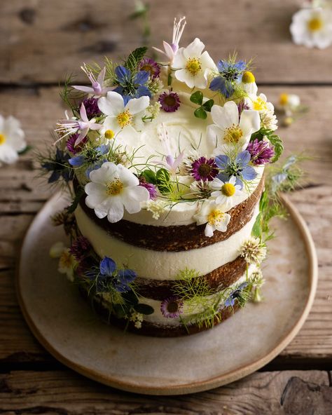 Instagram Natural Flower Cake, Wild Flower Wedding Cake, Birthday Cake With Fresh Flowers, Flower Themed Cake, Wild Flower Cake, Wildflower Cake, Petal Cake, Wedding Adventure, Garden Cakes