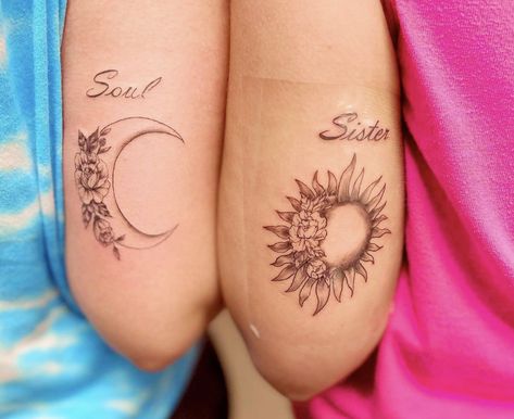 Sun And Moon Tattoo Matching Mom And Daughter, Sun And Moon Sister Tattoos, Sun Moon Tattoos, Mum Tattoos, Friend Tats, Cyberciligism Tattoo, Baddie Tats, Tattoos Woman, Bff Ideas