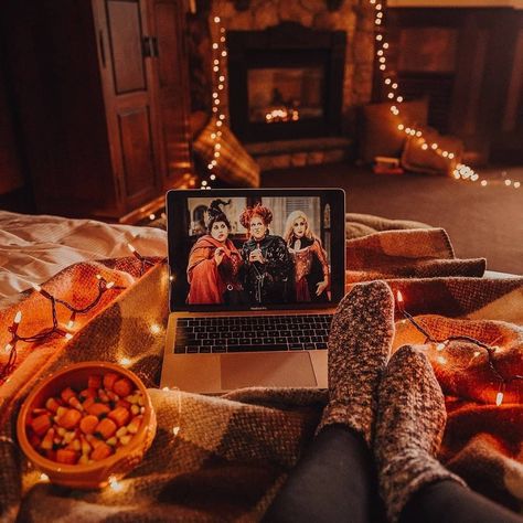 𝒜𝓊𝓉𝓊𝓂𝓃𝒶𝓁 𝓋𝒾𝒷𝑒𝓈 on Instagram: “🍁118 Days left🍁 Hocus Pocus is such a perfect halloween movie to watch in the october times🧡 - QOTD: What's your favorite halloween…” Movies Ideas, Halloween Aesthetics, Dekorasi Halloween, Halloween Bedroom Decor, Cozy Halloween, Halloween Eve, Halloween Bedroom, Look Wallpaper, Casa Halloween