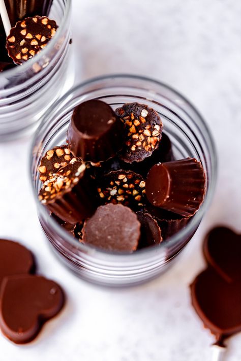 How to make healthy chocolate at home easily from scratch Home Made Chocolates, Chocolate At Home, Dessert Bites, Vegetarian Snacks Recipes, Vegetarian Snacks, Healthy Chocolate, Sugar Free Recipes, Homemade Chocolate, Refined Sugar Free