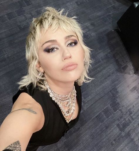 Miley Cyrus Short Hair, Iconic Makeup Looks, Daring Makeup, Tattoo Selfie, Miley Cyrus Hair, Miley Cyrus Fan, Miley Cyrus Photoshoot, Miley Cyrus Style, Noah Cyrus