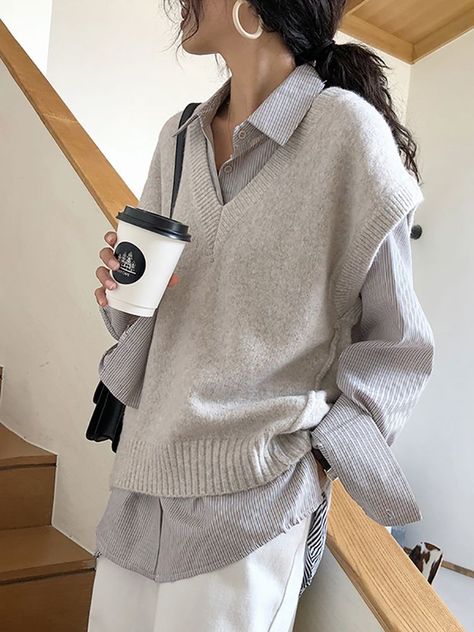 sweater vest argyle turtleneck best dressed fall 2020 cute looks trend preppy private school skirt white black oversized purse early 2000s edgy korean Fashion Knitting, Knitting Fashion, Looks Street Style, Modieuze Outfits, Vest Outfits, Moda Vintage, Mode Inspo, 가을 패션, Mode Streetwear