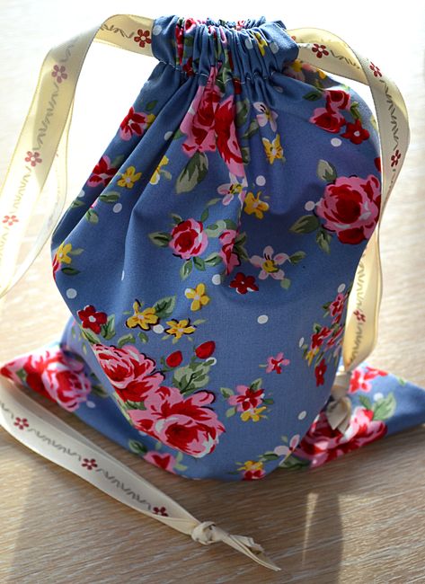 Make a Drawstring bag Drawstring Bag Diy, Drawstring Bag Tutorials, Drawstring Bag Pattern, Simple Purse, Small Drawstring Bag, Trendy Sewing, String Bag, Creation Couture, Balenciaga Bag