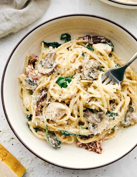 With this one-pot creamy chicken mushroom florentine, you'll have dinner on the table in less than 30 minutes! Plus, cleanup is easy! This hearty dish is filled with sun-dried tomatoes, spinach, mushrooms and the creamiest pasta! Your family is going to go crazy over it. Chicken Mushroom Florentine, Mushroom Florentine, Creamy Chicken Mushroom, Chicken Florentine, Cheesy Chicken Broccoli, Chicken Mushroom, The Recipe Critic, Recipe Critic, One Pot Dinners