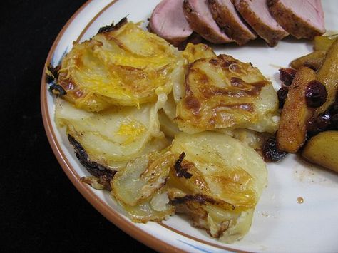 These cheesy scalloped potatoes are a total hit with my family -- despite being Weight Watchers-friendly. Only 4 PointsPlus per serving! Potatoes Gratin, Twice Baked Potato Casserole, Cheesy Scalloped Potatoes, Twice Baked Potato, Ww Food, Twice Baked Potatoes Casserole, Baked Potato Casserole, Scalloped Potatoes Cheesy, Weight Watchers Recipes Desserts