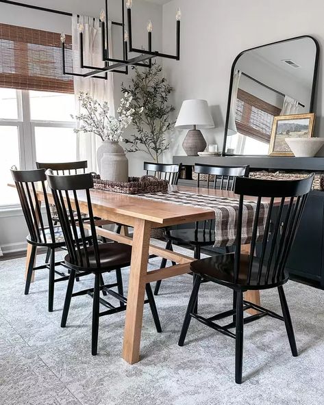 Dining Table Decor Ideas That Aren't Just for Occasions Modern Farmhouse Dining, Dinning Room Design, Up House, Kitchen Dining Tables, Dining Room Inspiration, Living Room Inspo, Farmhouse Dining, Dining Table Decor, Dining Room Design