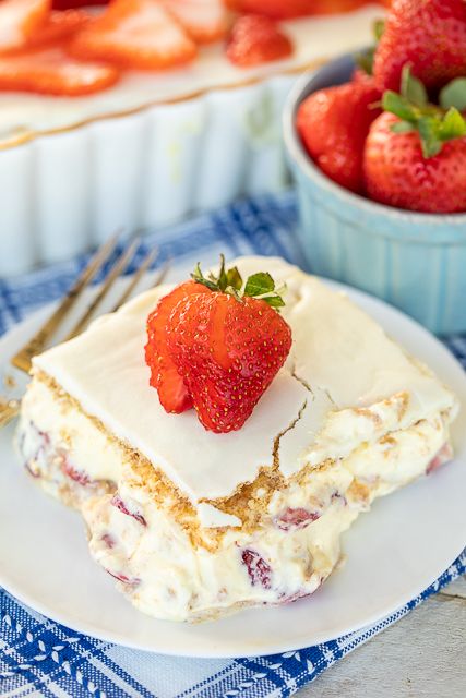 Strawberries and Cream Eclair Cake - delicious no-bake dessert! Vanilla pudding, cool whip, strawberries and graham crackers layered and topped with vanilla frosting. It gets better the longer it sits in the fridge - it is just SO hard to wait to eat it. SOOO good. People go nuts over this easy dessert recipe! #dessert #cake #nobake Baking Recipes Desserts Easy, Eclair Cream, Eclair Cake, Plain Chicken, Baked Strawberries, Easy Baking Recipes Desserts, Pudding Cake, Baked Dessert Recipes, Vanilla Pudding