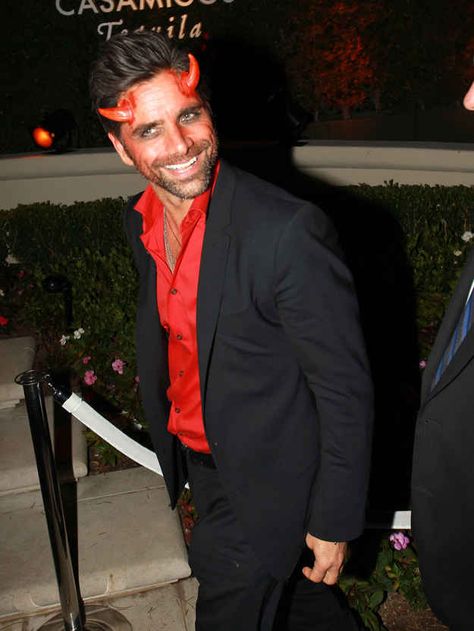 48 Halloween Costumes Celebrities Wore This Weekend - BuzzFeed Mobile Halloween Costumes Celebrities, Mens Halloween Costumes Diy, Disfarces Halloween, Devil Makeup, Kostuum Halloween, Celebrity Halloween, Classic Halloween Costumes, Devil Halloween, John Stamos