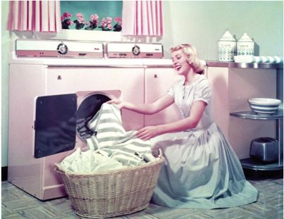 Oh to go back in time and be a 1950's housewife! lol :) 50s House, 50s Housewife, 50s Aesthetic, 1950s Housewife, Stepford Wife, Vintage Housewife, Happy Housewife, Retro Housewife, Vintage Laundry