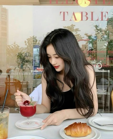 Cafe Hopping, 사진 촬영 포즈, Cute Cafe, Dark Feminine Aesthetic, Feminine Aesthetic, 인물 사진, Gorgeous Hair, Quality Time, Ulzzang Girl