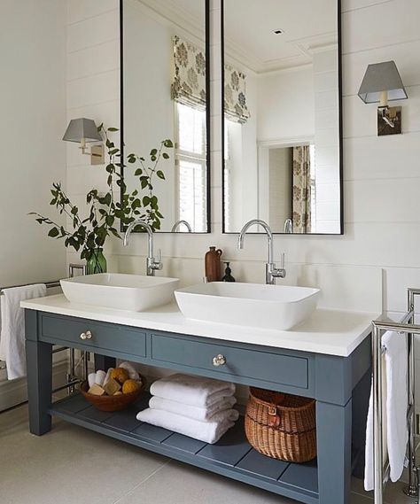 Drømme Bad, Design Interior Baie, Makeover Kamar Mandi, Colorful Bathroom Tile, Dekorere Bad, Farmhouse Bathroom Remodel, Farmhouse Bathroom Decor Ideas, Country Interior Design, Farmhouse Bathroom Vanity