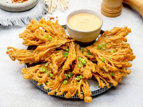 Unser beliebtes Rezept für Tschüss Champignons: Knusprige Enoki-Pilze mit Chili-Mayo und mehr als 45.000 weitere kostenlose Rezepte auf LECKER.de Honeybee Cards, Side Dishes, Chili, Snacks