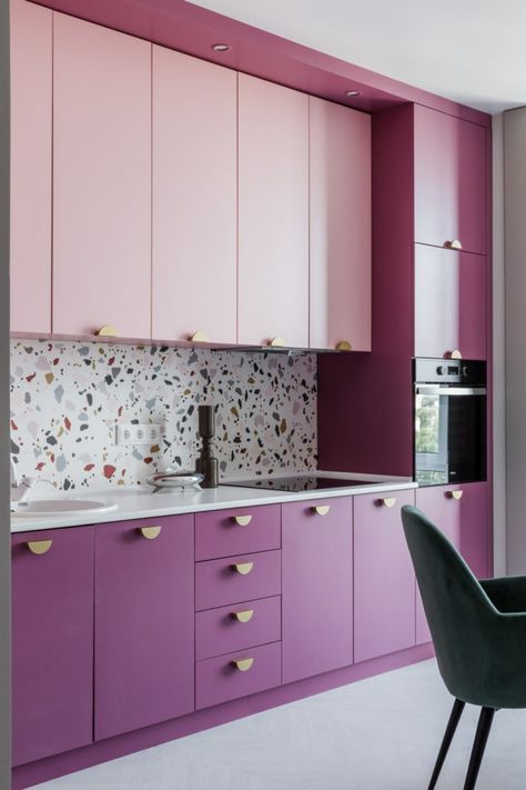 Terrazzo Backsplash, Pink Kitchen Cabinets, Terrazzo Kitchen, Pink Cabinets, Model Dapur, Pink Kitchen Decor, Purple Kitchen, Black Countertops, Bright Kitchens