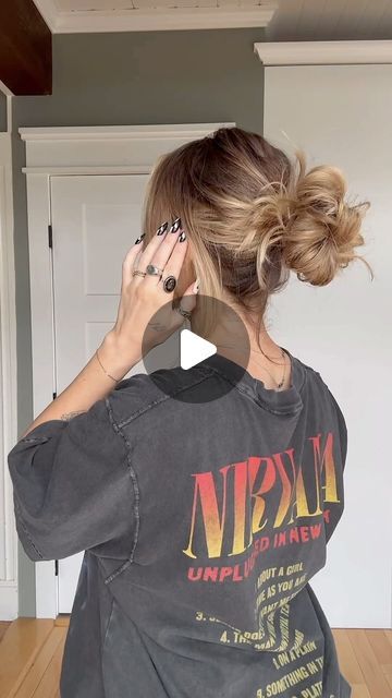 TORIE BLISS on Instagram: "A no fail messy bun for short-ish/medium length hair 🖤🤠save & try !!" Quick Messy Hairstyles For Medium Hair, Messy Bun Shorter Hair, Mid Length Hair Messy Buns, Plat Hair Styles, Messy Bun Hairstyles For Medium Length Hair, No Fail Messy Bun, Medium Length Bun Hairstyles, Ponytail Medium Length Hair, Low Bun Hairstyles Medium Length