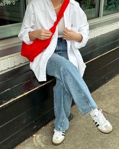 I don’t know what to do with my hands 🤷🏼‍♀️ also I think it’s bright red bags from here on out Spring style, street style, spring outfit ideas, minimal fashion, oversized style White Jeans Outfit Spring, Red Bag Outfit, Red And White Outfits, Bright Outfit, White Shirt Outfits, Bright Outfits, Street Style Spring, Street Style Bags, White Jeans Outfit