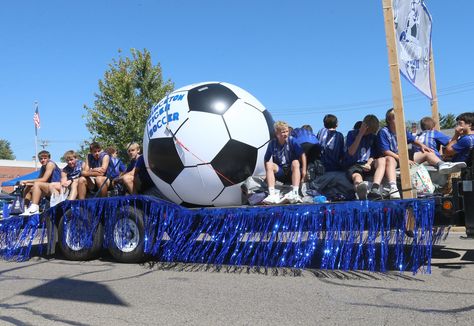 Soccer Parade Float Ideas, Soccer Float Parade Ideas, Volleyball Christmas, Homecoming Floats, Fall Fest, Parade Float, Christmas Parade, Soccer Boys, Soccer Team