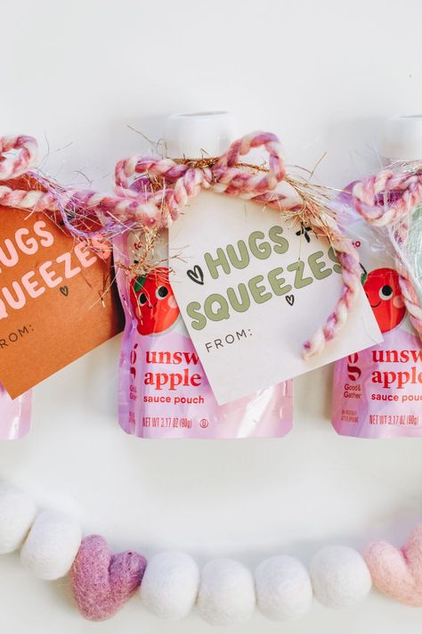 Hugs And Squeezes Valentine Printable, Applesauce Pouch Valentines, Toddler Valentine Gifts, Baby Valentines Gifts, Daycare Gifts, Valentine Diy, Valentines Gift Tags, Class Valentines, Classroom Treats